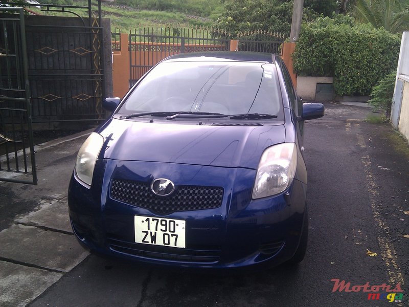 2007' Toyota Vitz photo #1