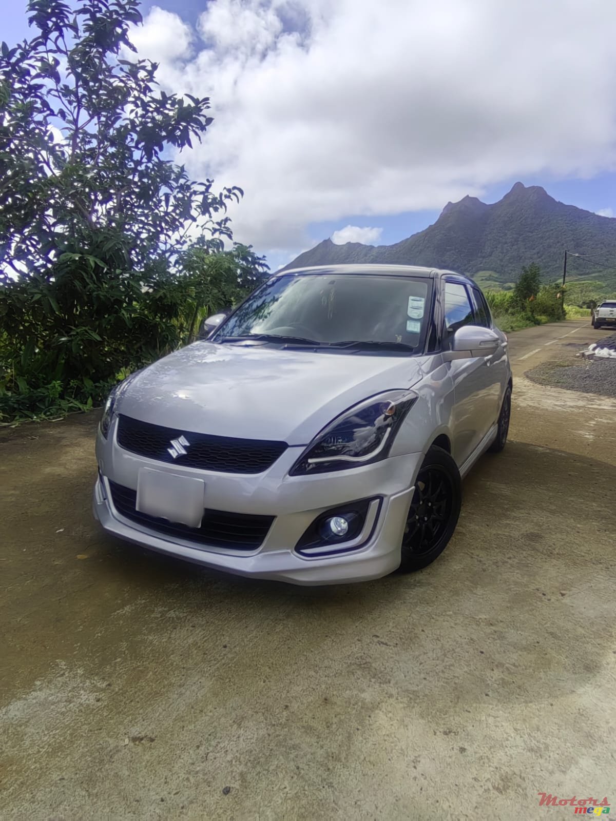 2015' Suzuki Swift photo #1