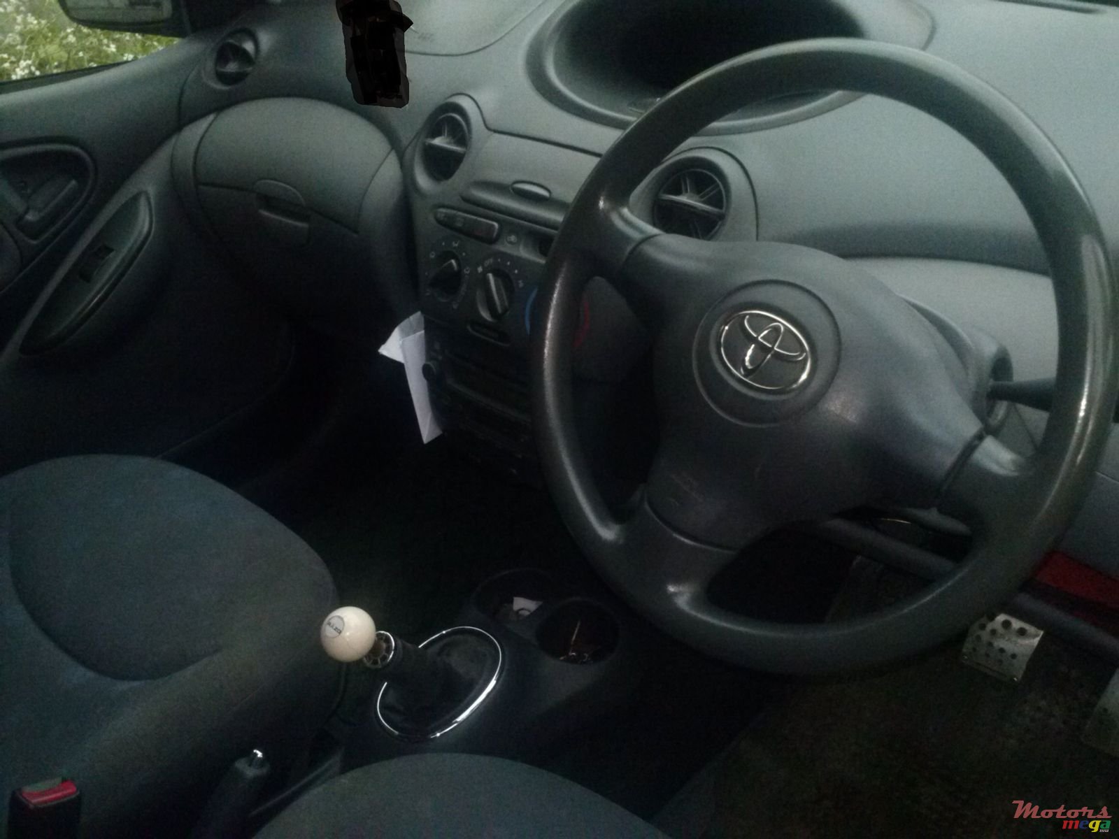 2002' Toyota Vitz photo #3