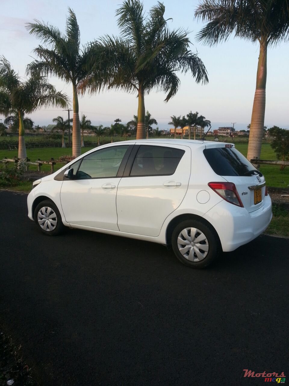2011' Toyota Vitz 1300cc photo #3