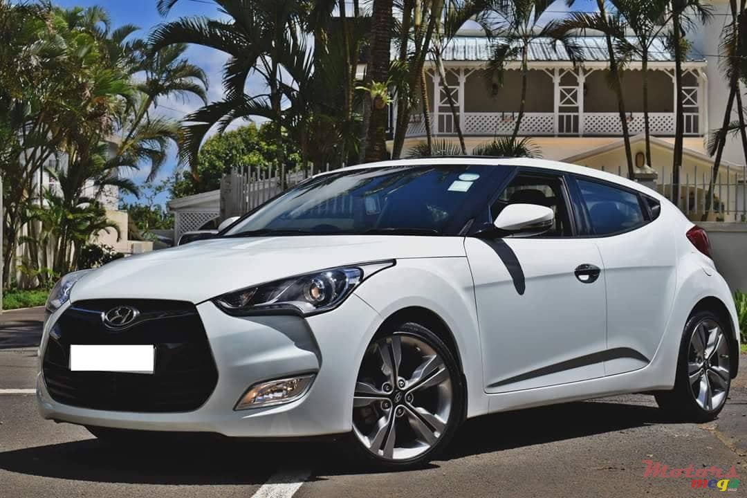 2012' Hyundai Veloster photo #2