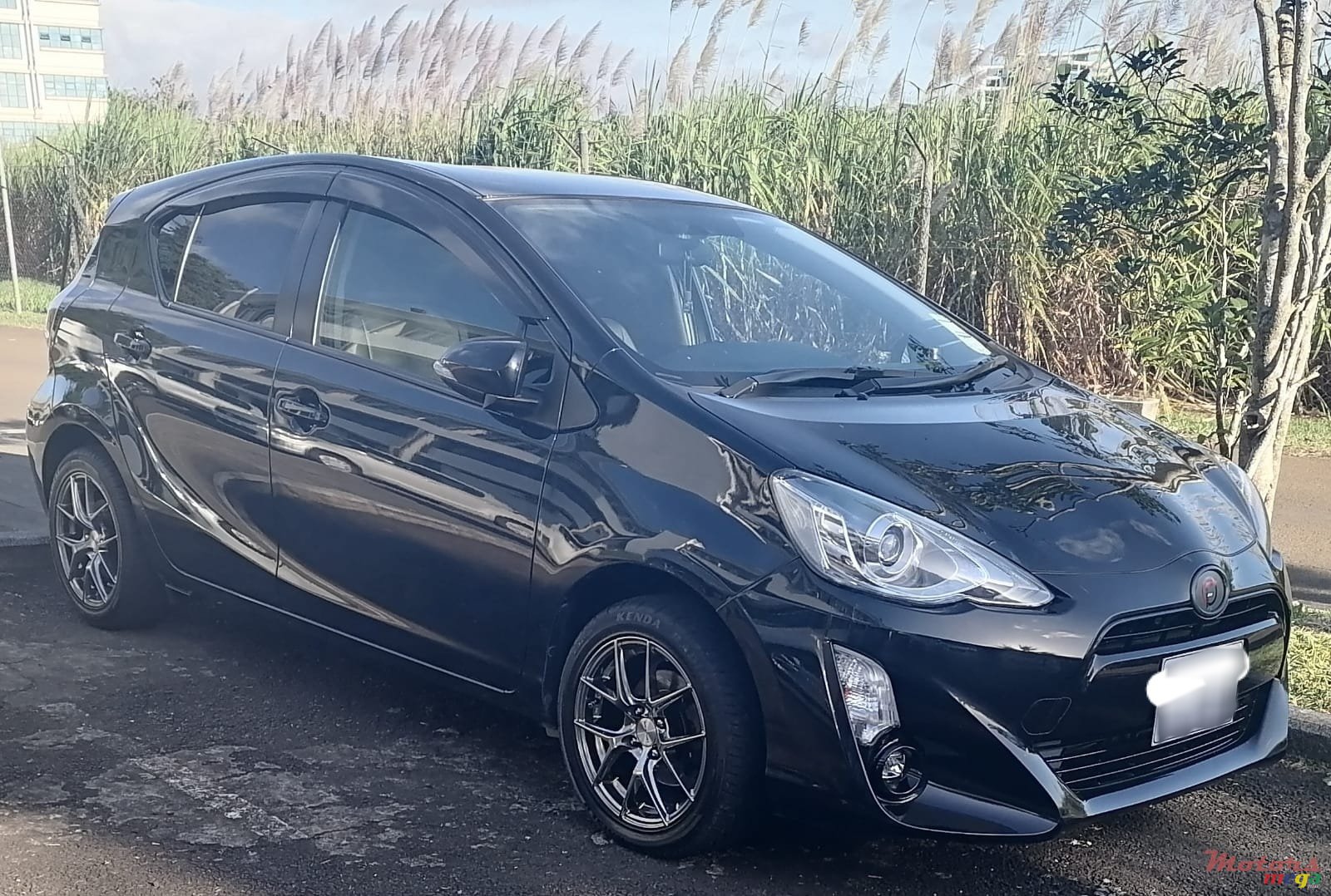 2016' Toyota Aqua Hybrid photo #4