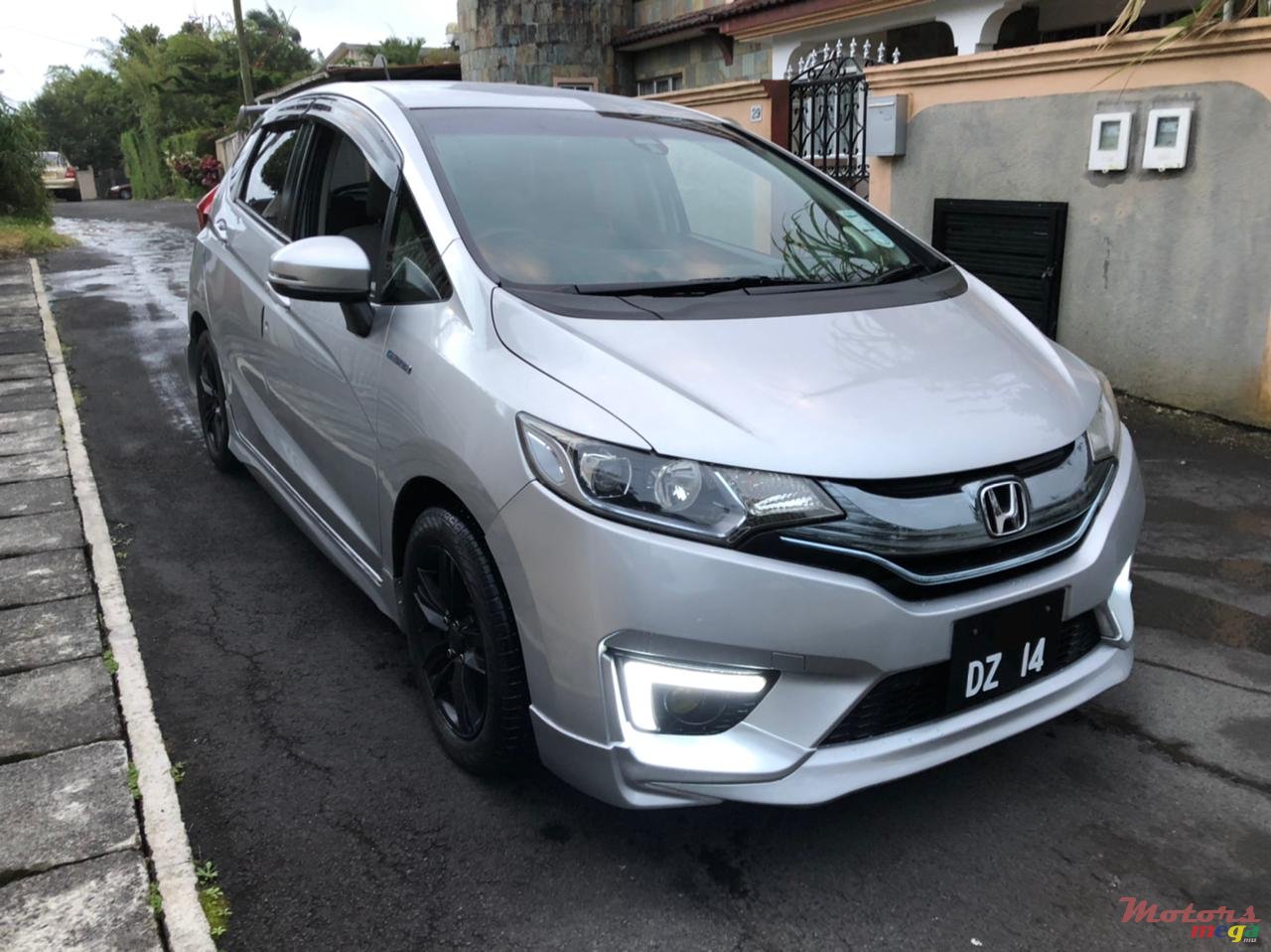2014' Honda Fit hybrid photo #2