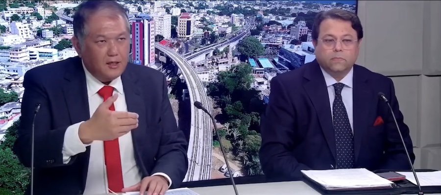 Michael Sik Yuen (left)