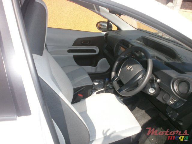 2013' Toyota Prius aqua photo #5