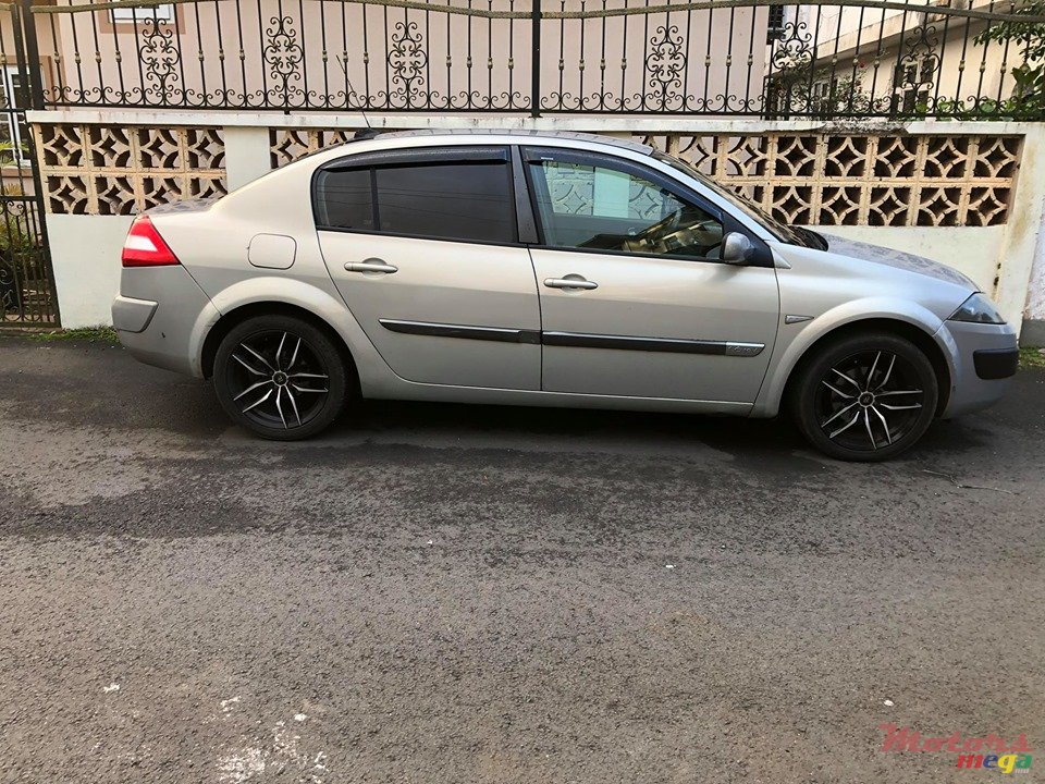 2004' Renault Megane photo #2