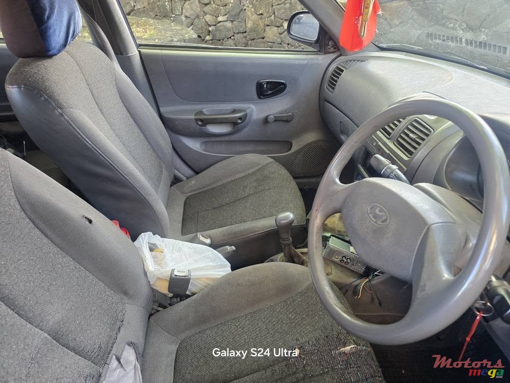 2000' Hyundai Accent photo #6