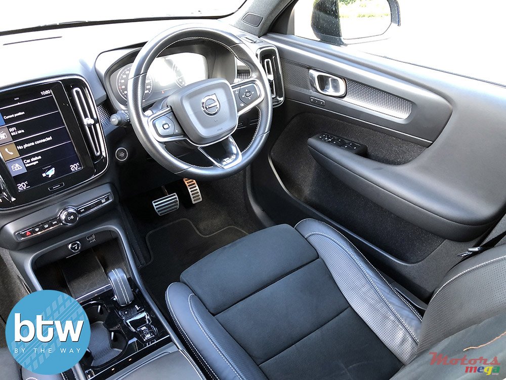 2020' Volvo XC40 photo #6