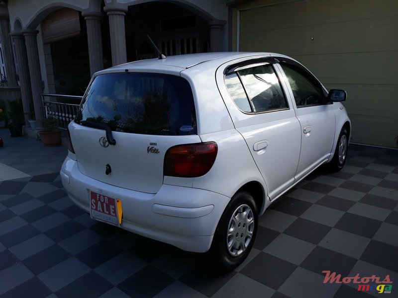 2004' Toyota Vitz photo #2