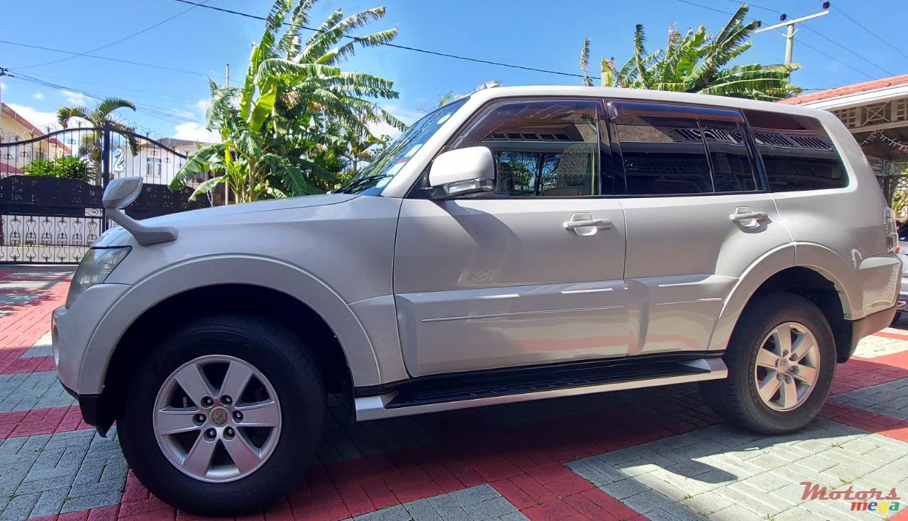 2007' Mitsubishi Pajero photo #2