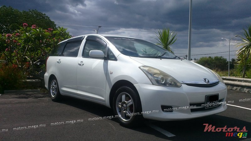 2006' Toyota Wish photo #1