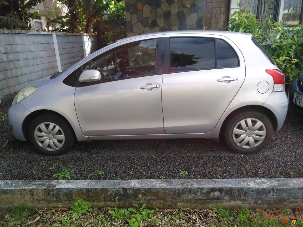 2009' Toyota Vitz photo #2