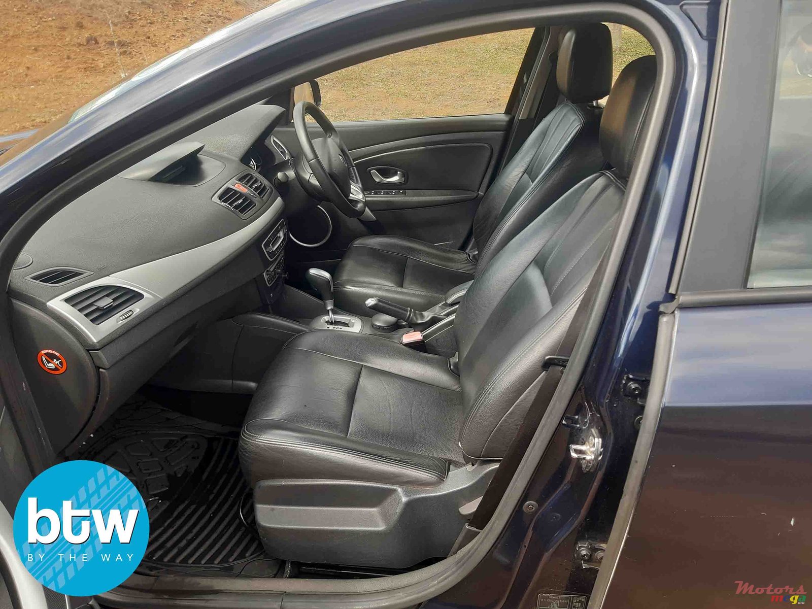 2012' Renault Fluence photo #5