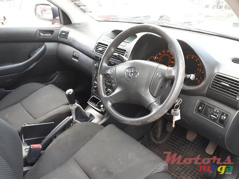 2004' Toyota Avensis photo #6