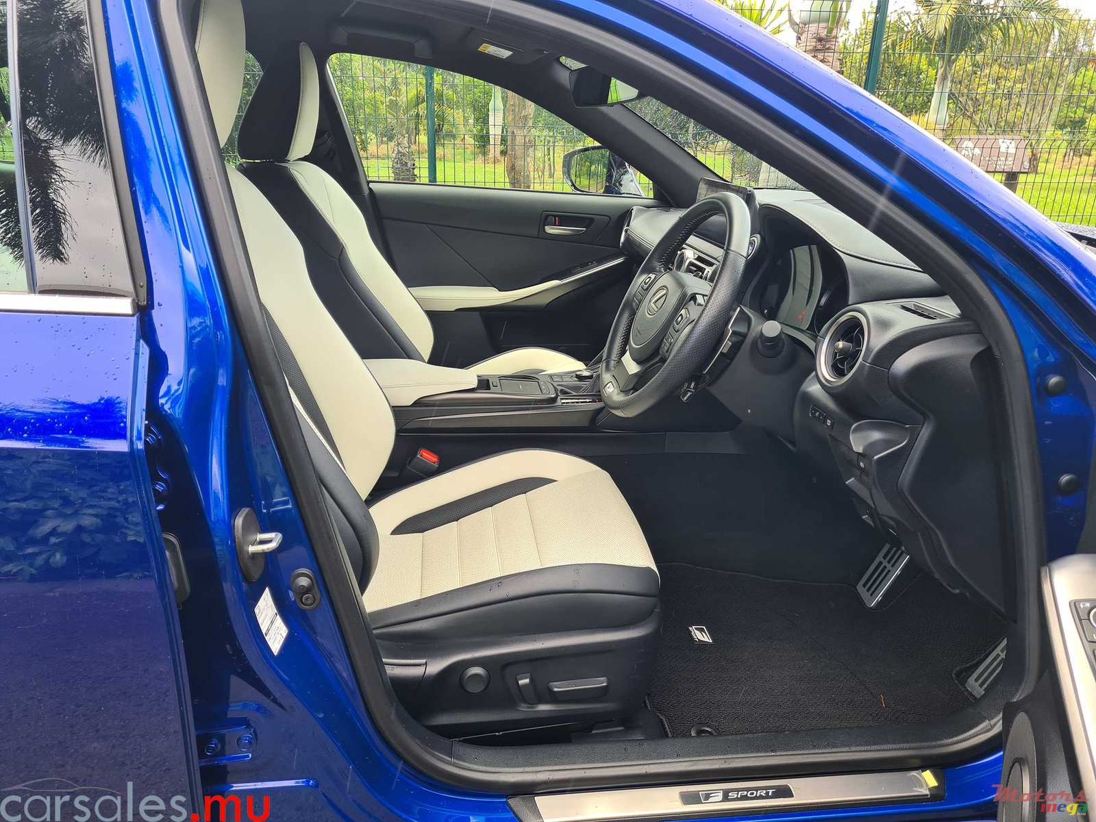 2022' Lexus IS 300 h F-Sport 2.5 Hybrid photo #4