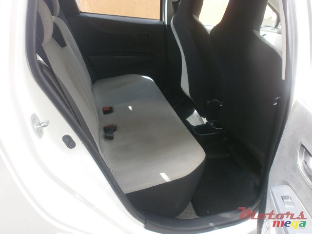 2013' Toyota Vitz photo #4