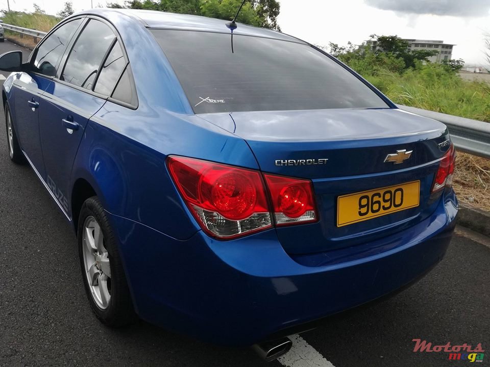 2010' Chevrolet Cruze LT photo #5