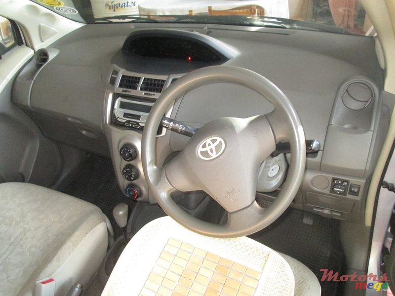 2009' Toyota Vitz photo #6