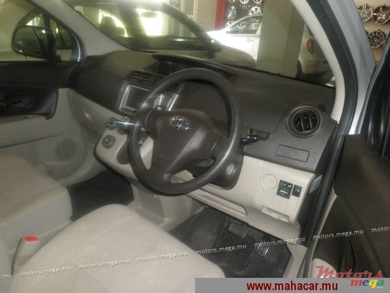 2010' Toyota Passo Sette 7 Seater photo #2