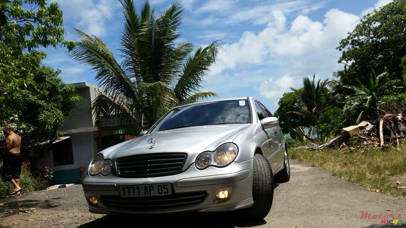 2005' Mercedes-Benz 220 C220 CDI photo #7