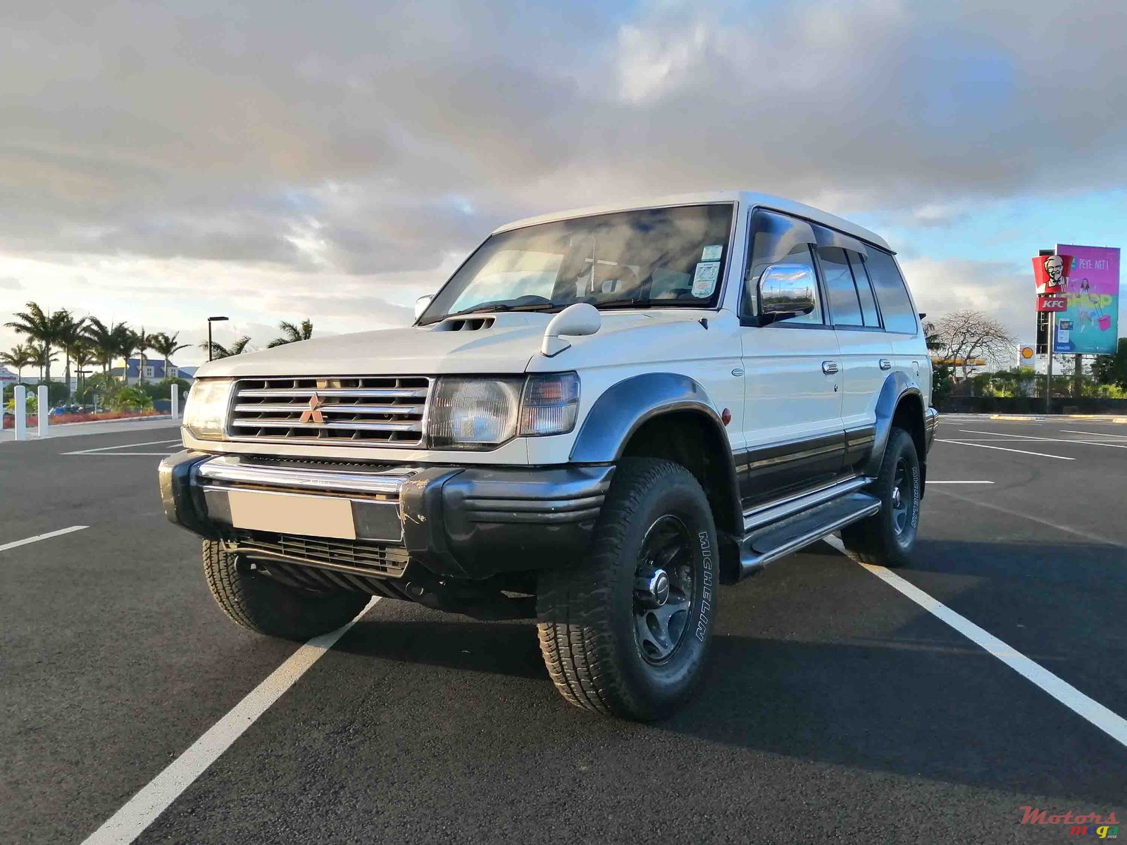 1996' Mitsubishi Pajero photo #2