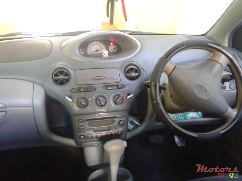 1999' Toyota Vitz photo #2