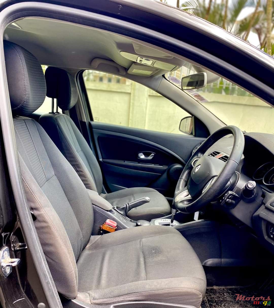 2011' Renault Megane photo #5