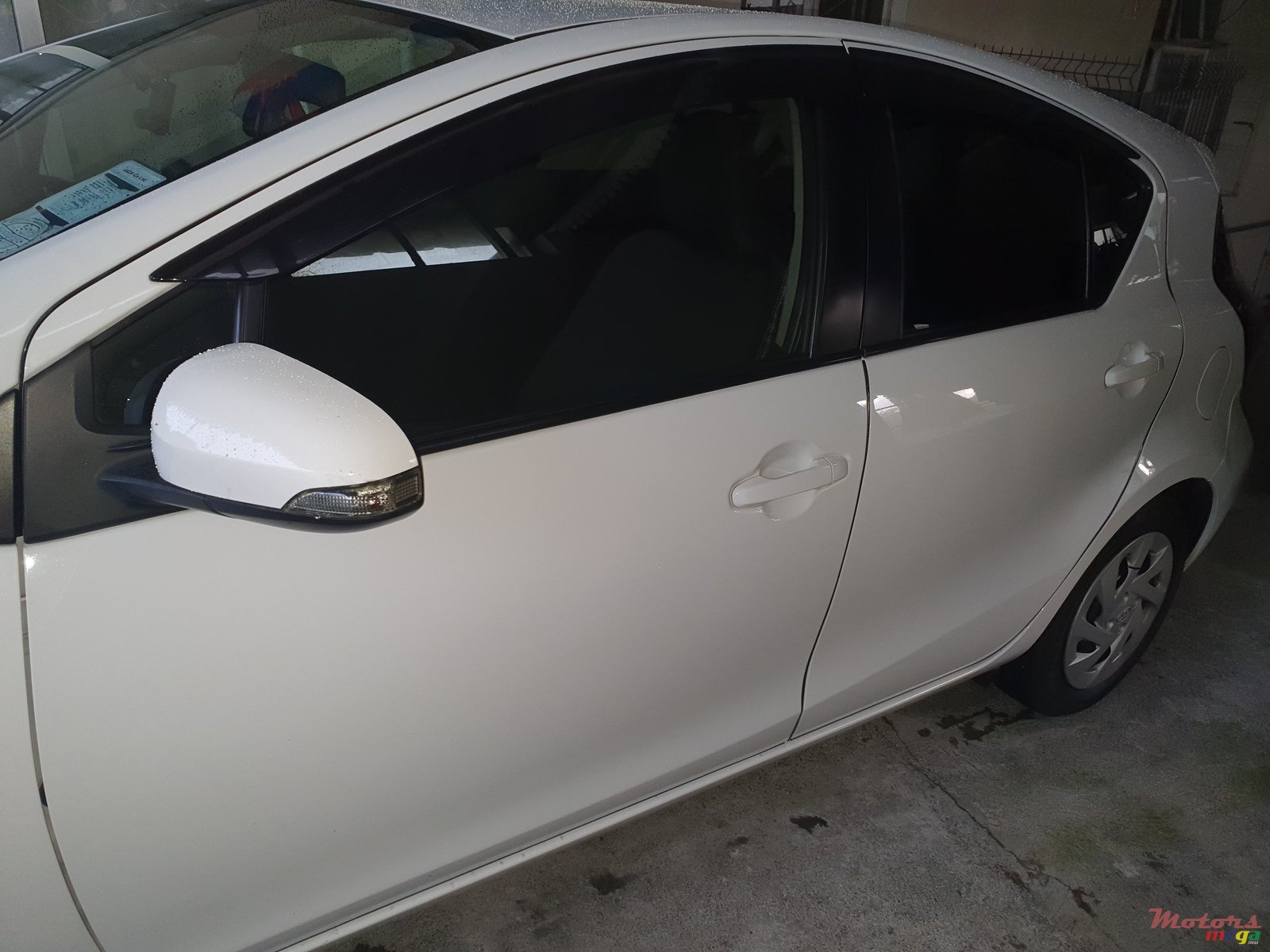 2016' Toyota Aqua photo #3