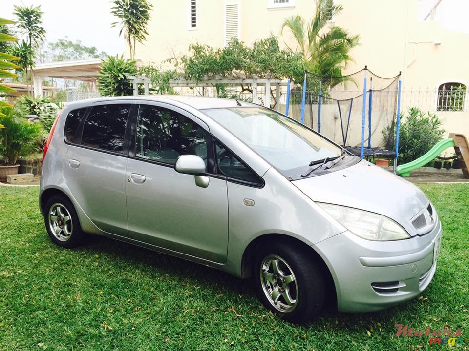 2004' Mitsubishi Colt photo #1