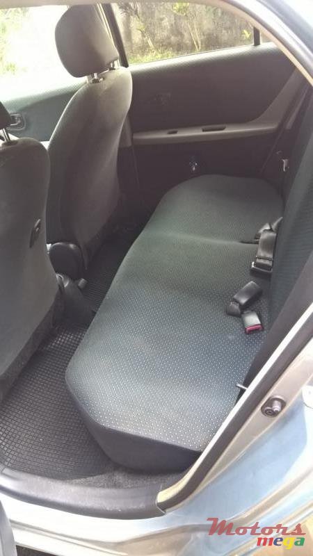 2006' Toyota Vitz photo #4