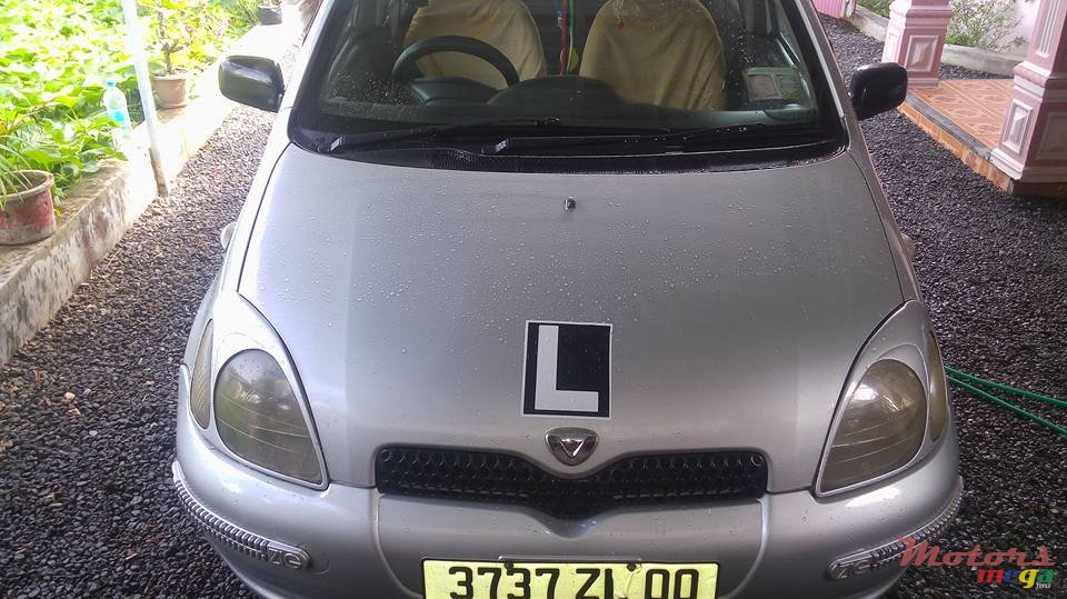 2000' Toyota Vitz photo #1