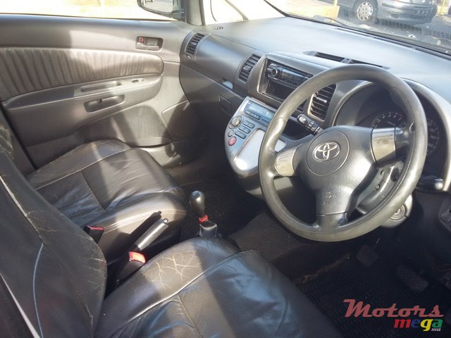 2003' Toyota Wish photo #3