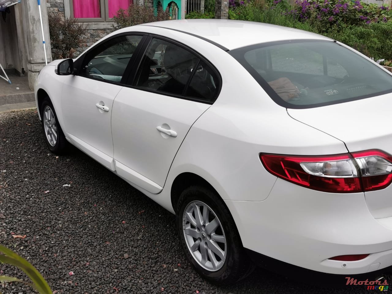 2011' Renault Fluence photo #5