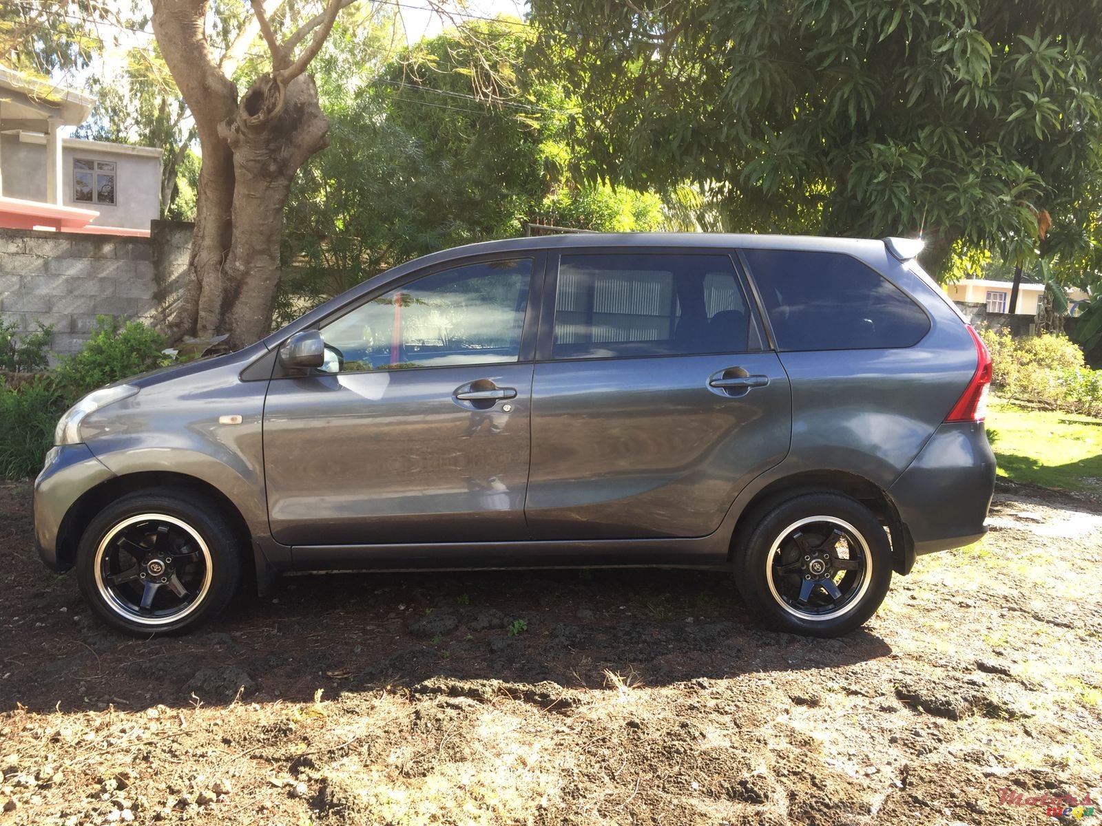 2013' Toyota Avanza photo #2