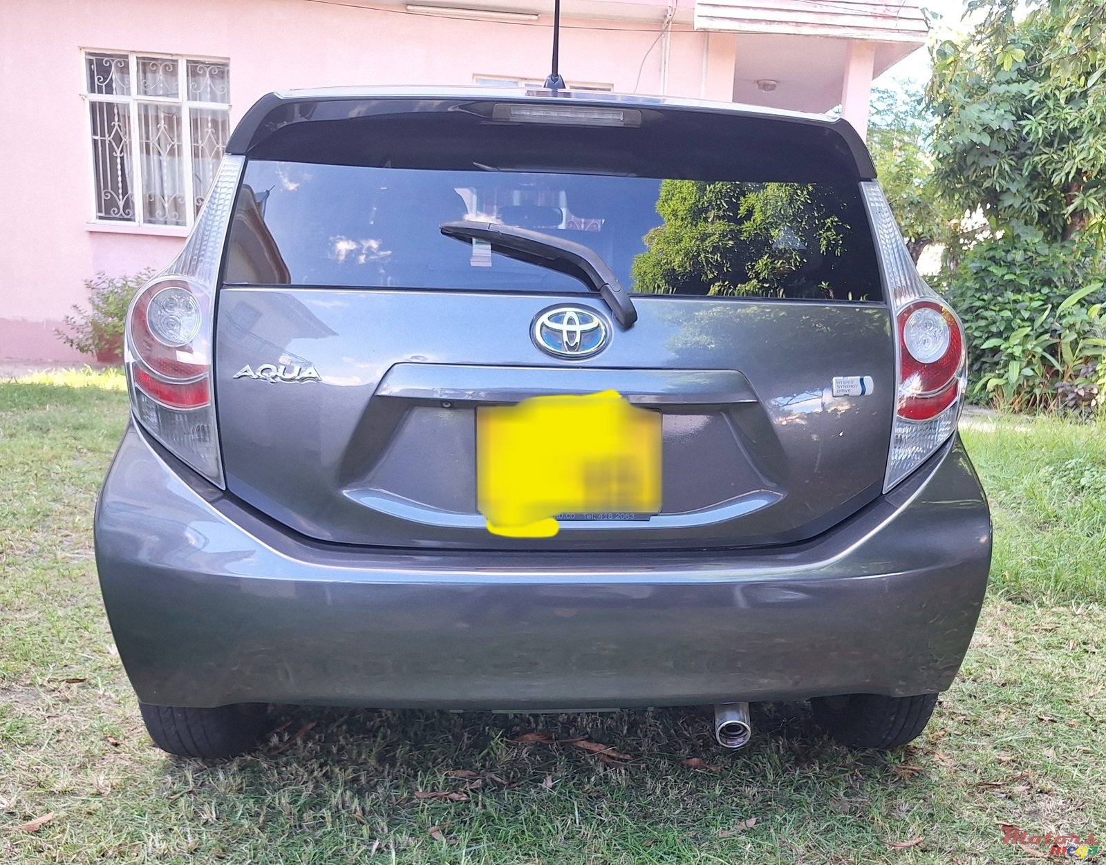 2013' Toyota Aqua Hybrid photo #3