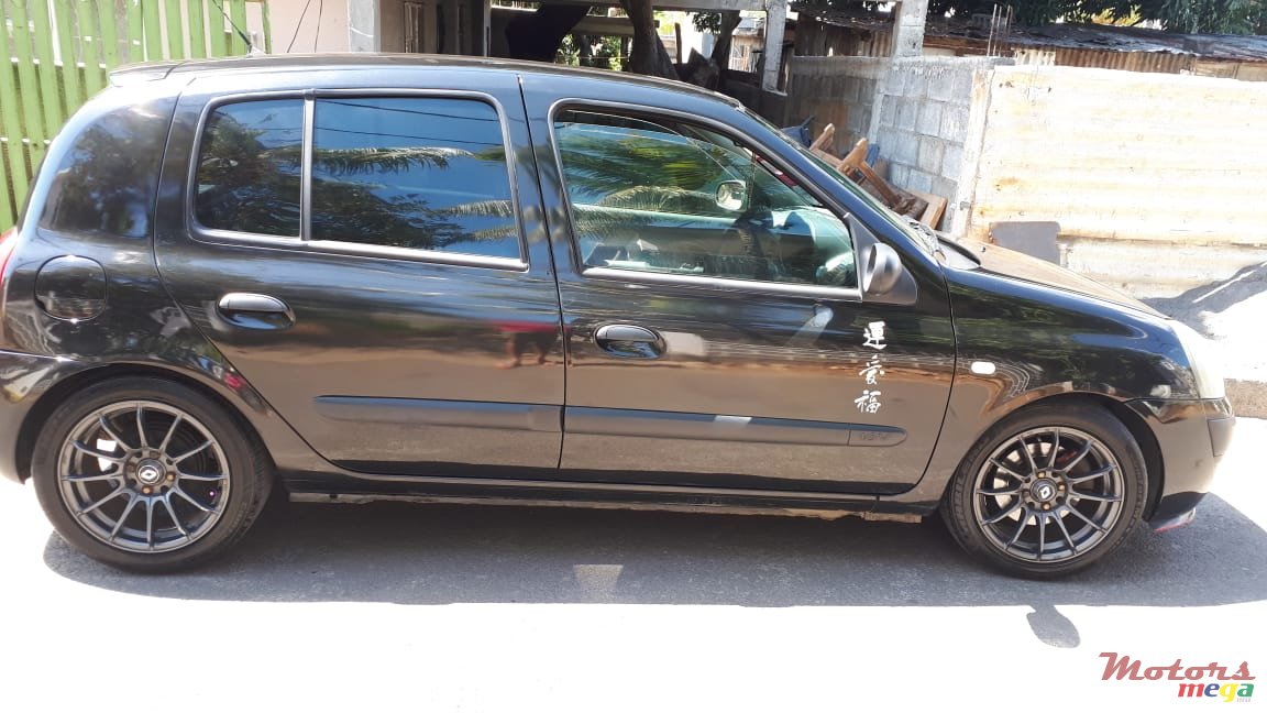 2005' Renault Clio Hatch Back photo #6