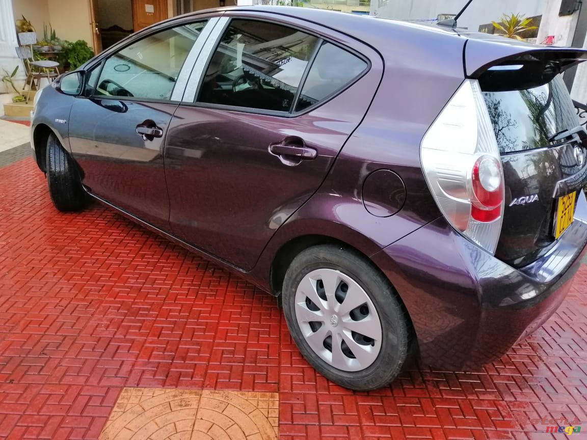 2014' Toyota Aqua photo #2