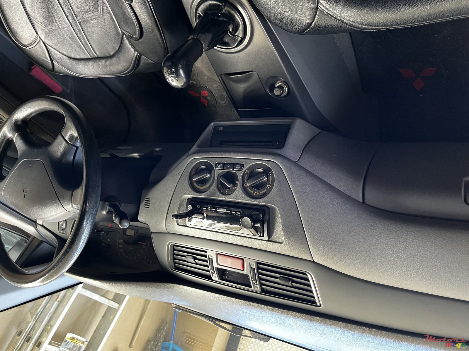 2005' Mitsubishi Lancer GLX photo #3