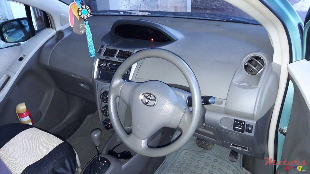 2009' Toyota Vitz photo #3