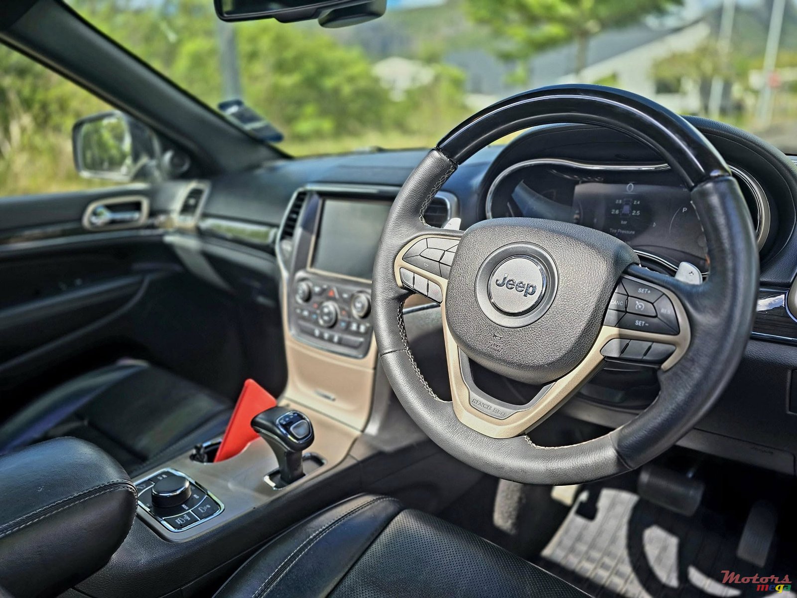 2016' Jeep Grand Cherokee photo #7