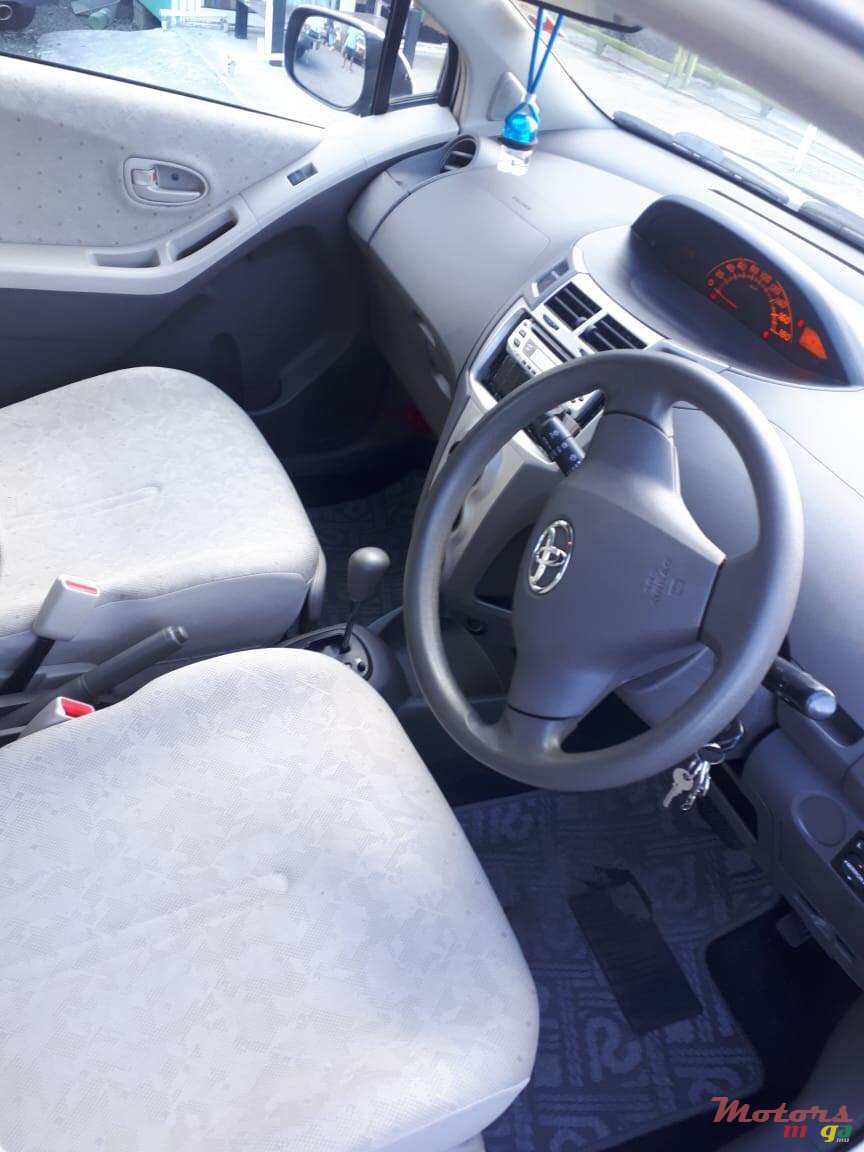 2010' Toyota Vitz photo #6