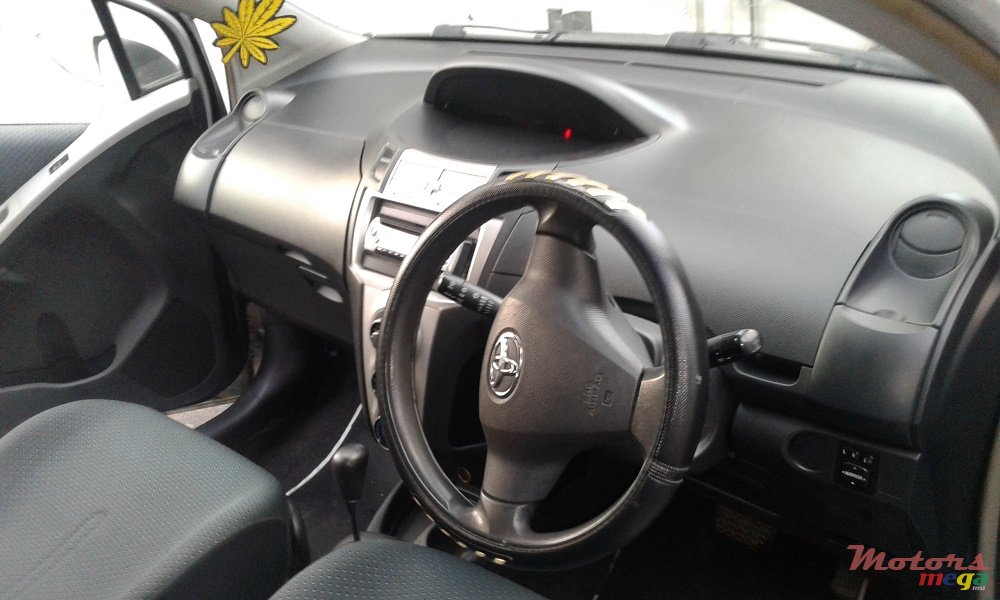 2005' Toyota Vitz photo #8