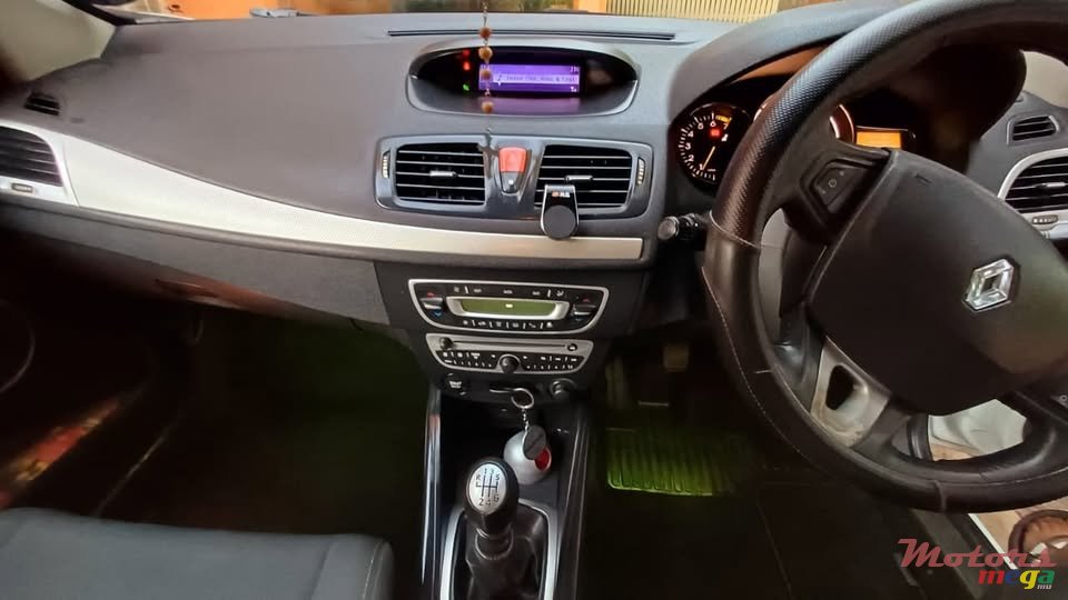 2011' Renault Megane photo #2