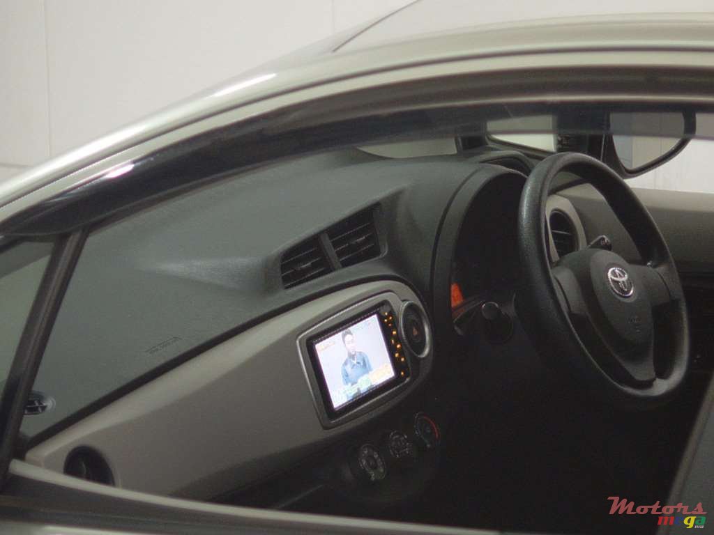 2014' Toyota Vitz F photo #4