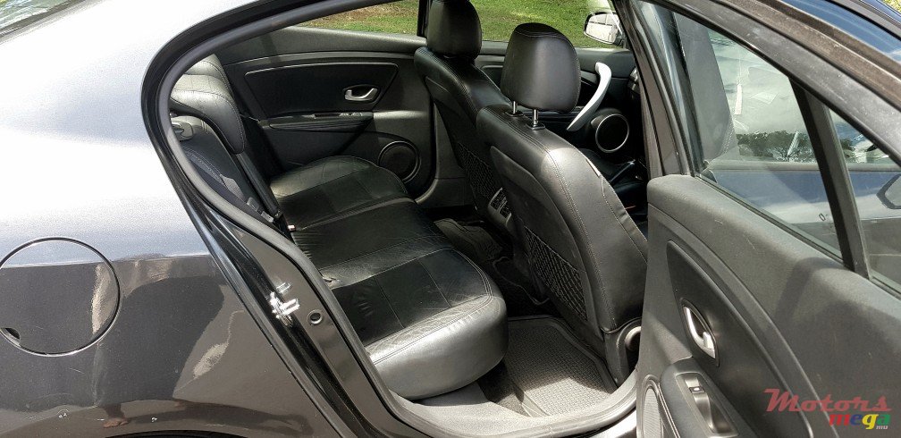 2012' Renault Fluence photo #5