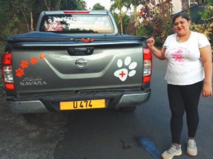À bord de son 4×4 : Usha Oodit, sauveteuse d’animaux et « Pet Driver »
