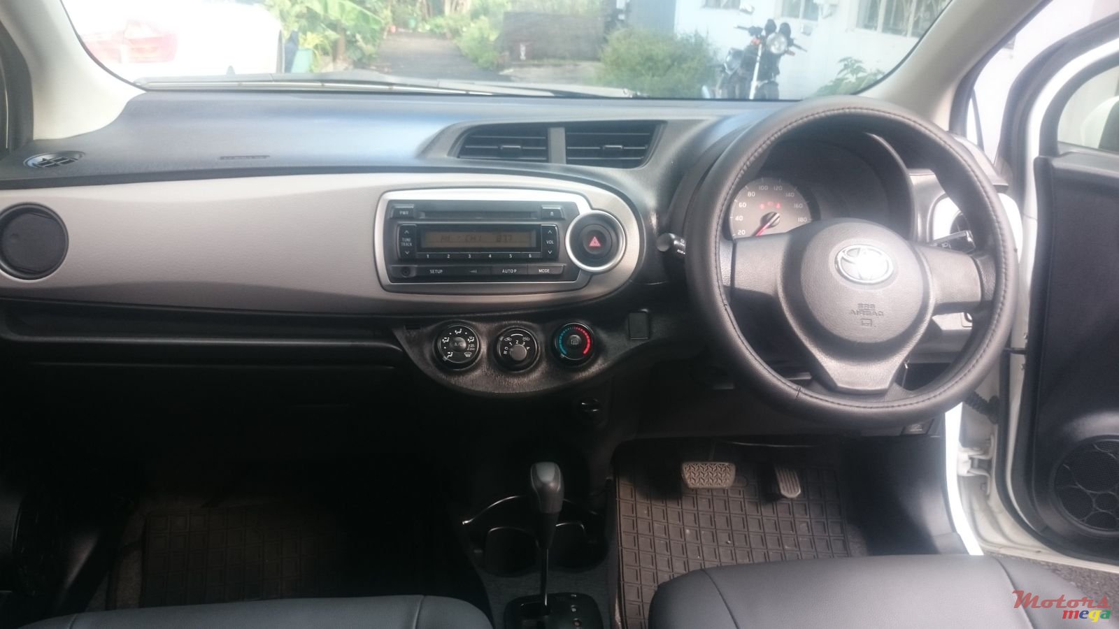 2012' Toyota Vitz photo #5