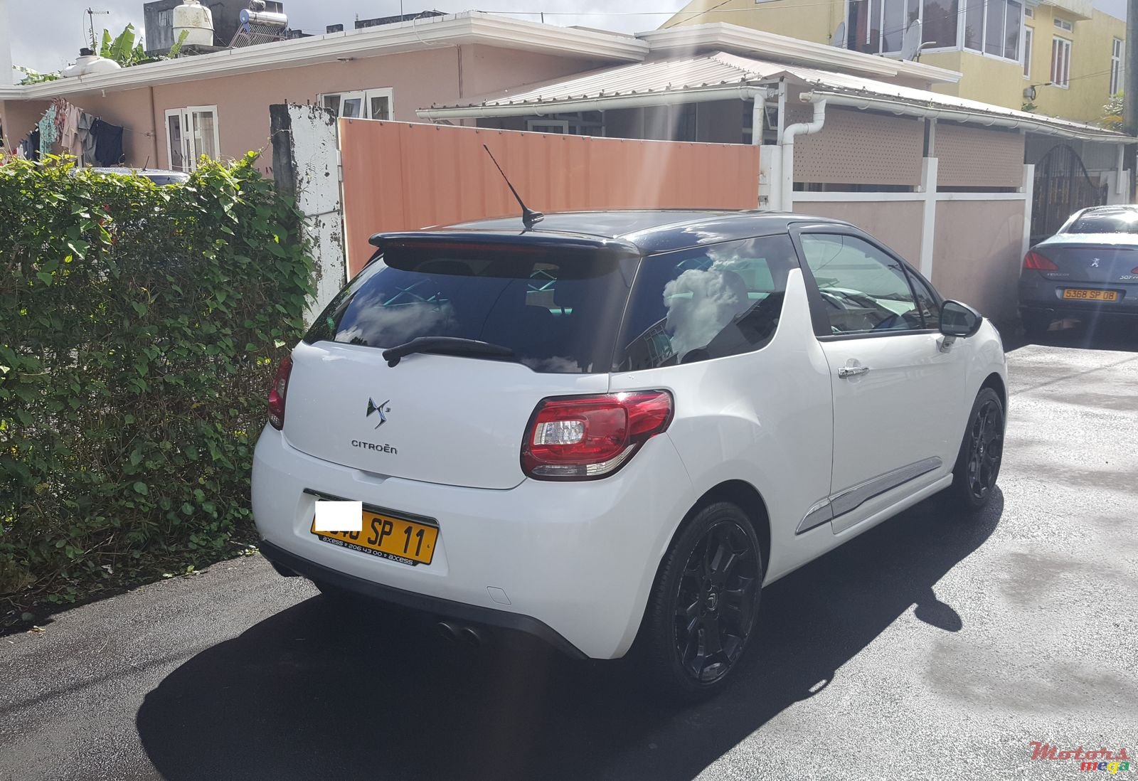 2011' Citroen DS3 photo #2