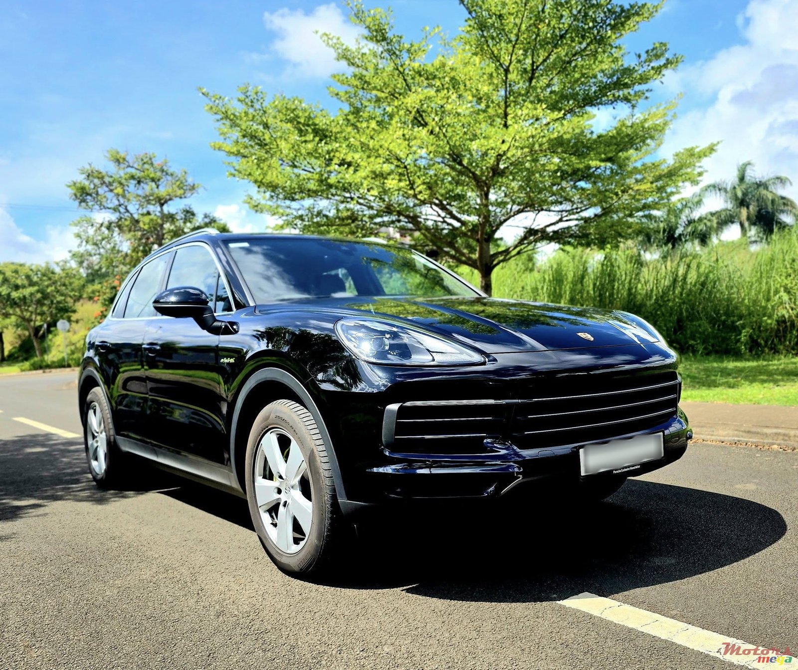 2022' Porsche Cayenne photo #2