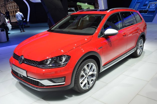 2015 Volkswagen Golf Alltrack Jacks Up Onto Stage